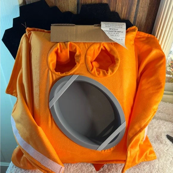 Snuggie 2-in-1 Pillow and Snack Tray Cheetos Flamin' Hot 2 Drinks Holders,Tray - Picture 9 of 12